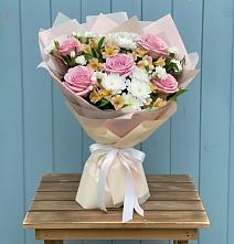 Букет цветов из:  Гвоздики, Орхидеи и Розы в Калининце