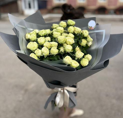 Букет Белые кустовые розы Солинеро в Калининце
