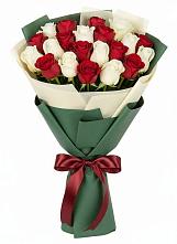 Букет Микс из красных и белых роз в Калининце