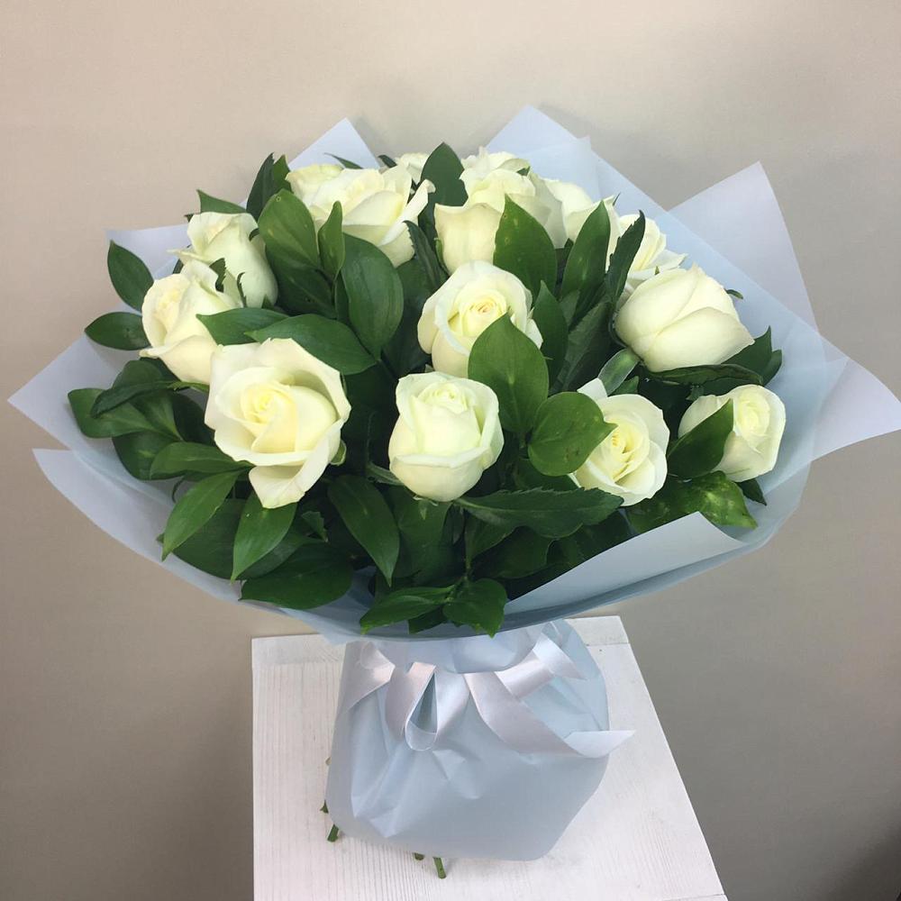 Букет 15 Белых роз Проуд в Калининце
