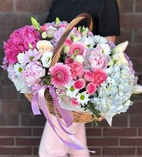 Цветочная композиция из Розы, Хризантемы, Пионы и Лизиантусы в корзине в Калининце