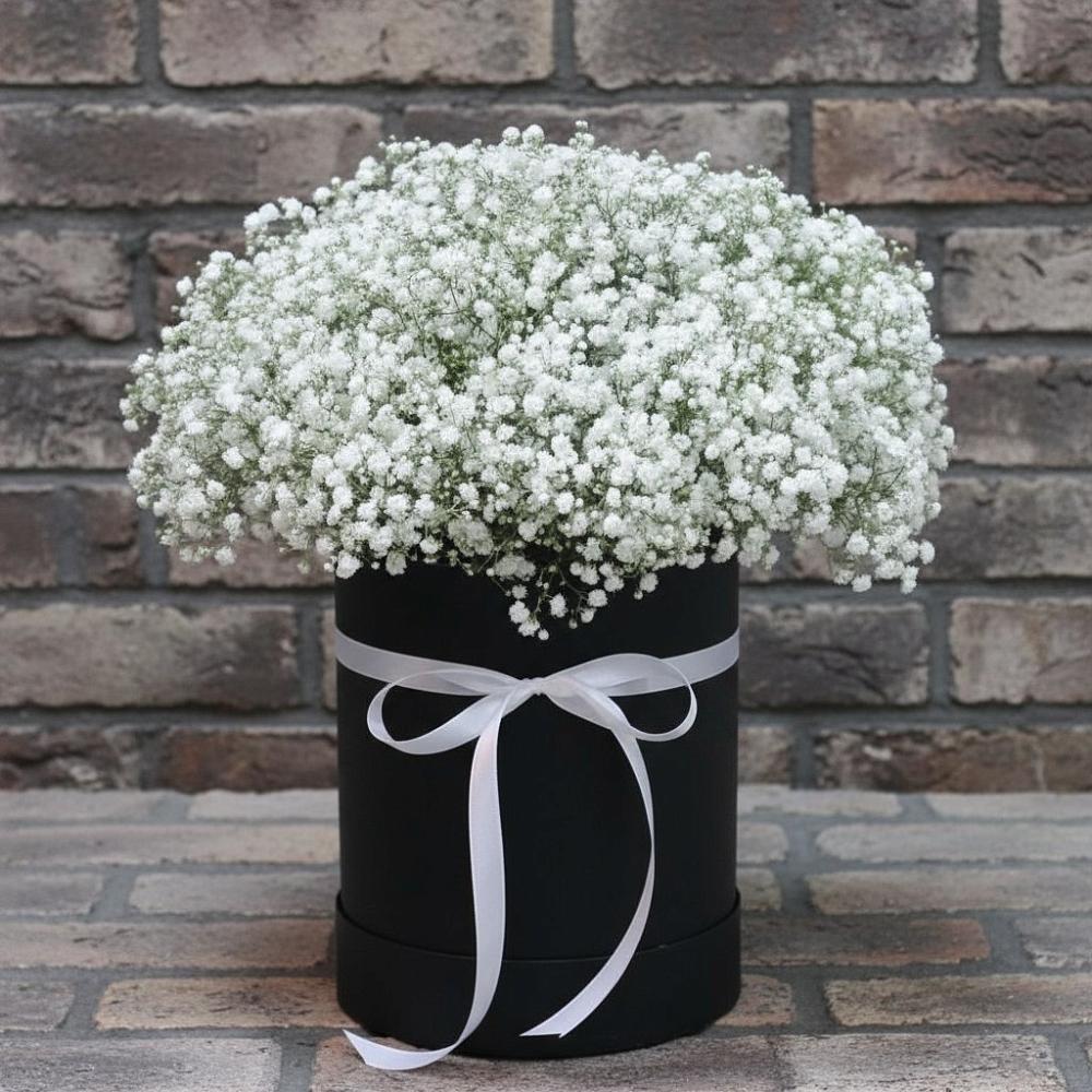 Цветочная композиция из Гипсофила в шляпной коробке в Калининце