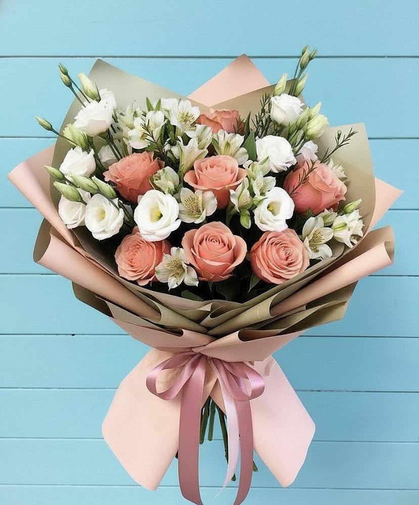 Букет цветов из: Розы, Альстромерии и Лизиантусы в Калининце