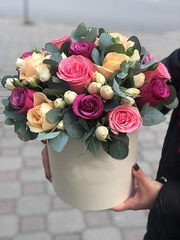 Цветочная композиция из Розы в шляпной коробке в Калининце