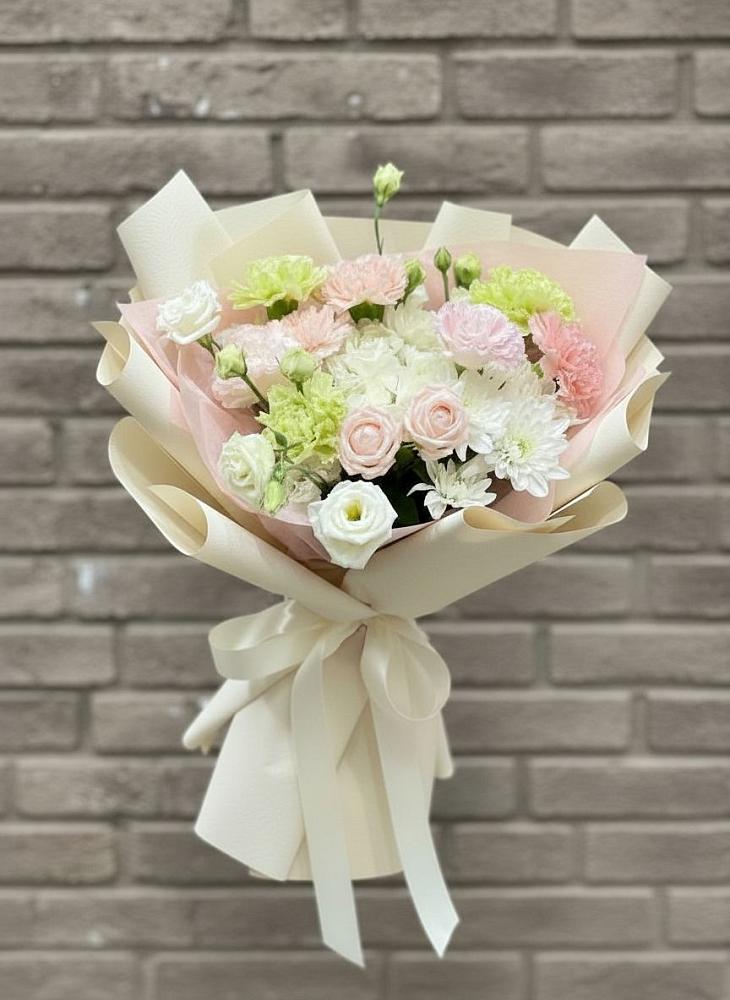 Букет цветов из: Гвоздики, Розы, Лизиантусы и Хризантемы в Калининце