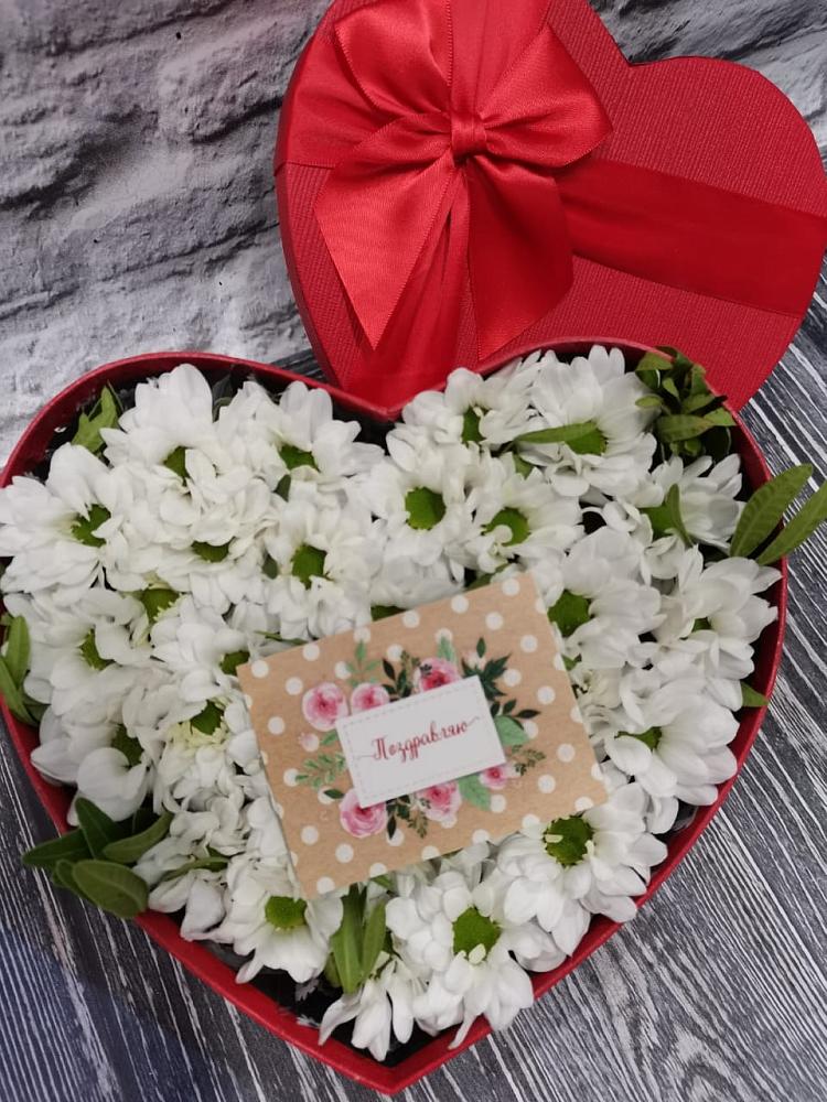 Цветочная композиция из Хризантемы в виде сердца в Калининце