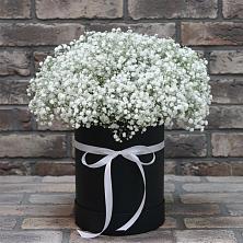 Цветочная композиция из Гипсофила в шляпной коробке в Калининце