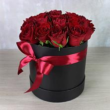 Цветочная композиция из Розы в шляпной коробке в Калининце