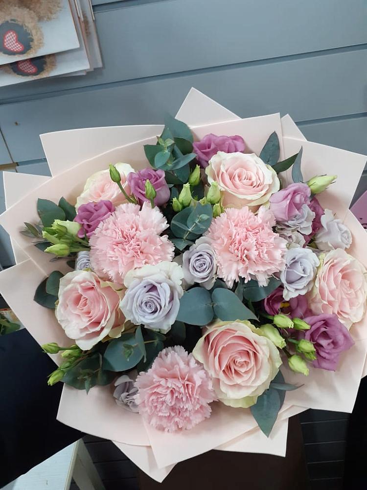 Букет цветов из: Розы, Гвоздики и Лизиантусы в Калининце