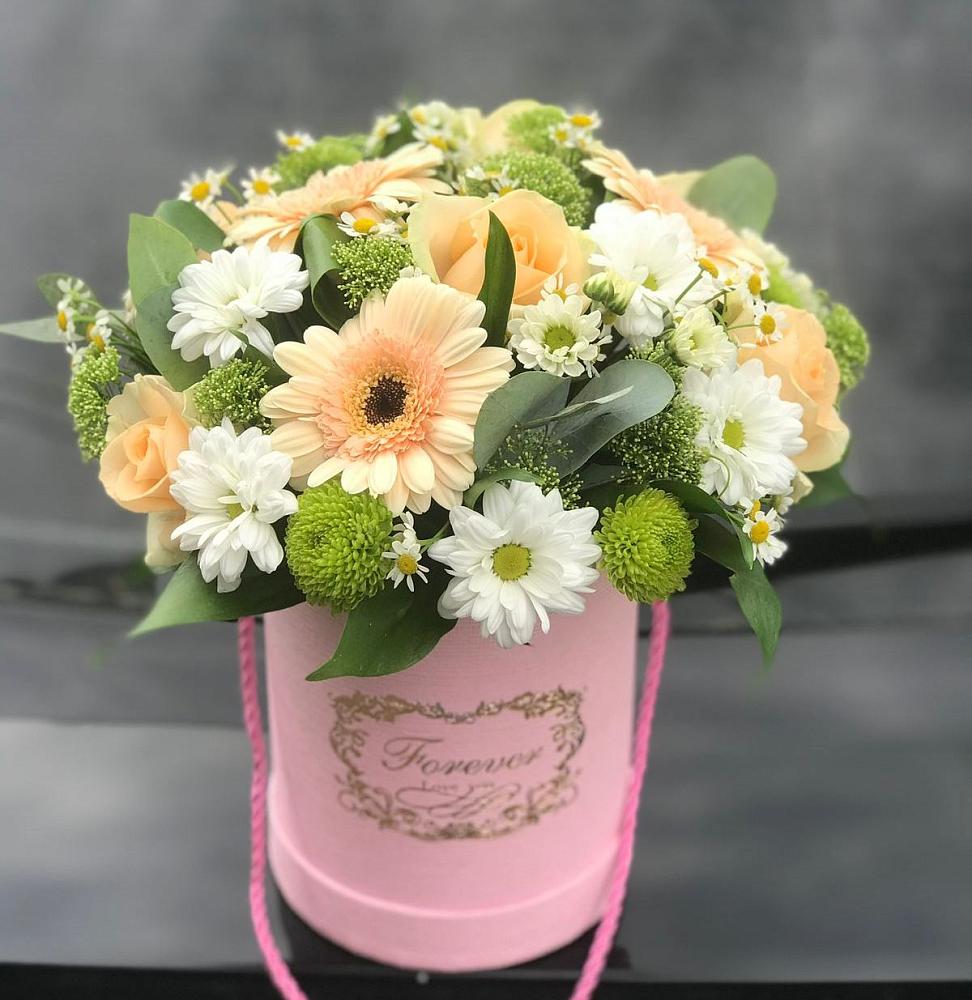 Цветочная композиция из Розы, Герберы и Хризантемы в шляпной коробке в Калининце