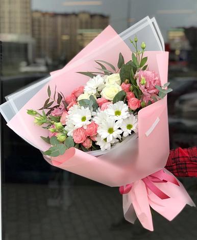 Букет цветов из: Розы, Лизиантусы и Хризантемы в Калининце