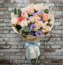 Букет цветов из:  Розы, Лизиантусы и Гвоздики в Калининце